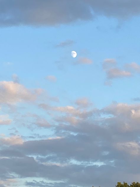 Cloudy skies & Full Moons Morning Moon Sky, Moon In Morning Sky, Waxing Gibbous Moon Aesthetic, Funny Snap Streaks, Afternoon Sky, Snap Streaks, Funny Snaps, Moon Clouds, Sky Moon