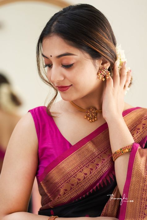 Marathi Saree With Sleeveless Blouse, Marathi Sadi Look Simple, Simple Poses In Saree, Simple Jewellery For Saree, Marathi Saree Look Simple, Simple Bridal Saree, Saree With Sleeveless Blouse, Saree Wearing Styles, Bridal Sarees South Indian