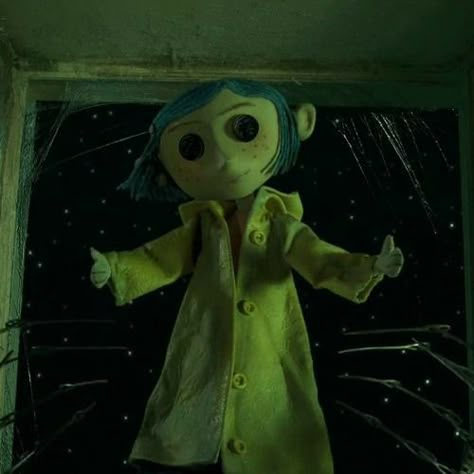 Dark Coraline Aesthetic, Coraline Aesthetic Pictures, Coraline Movie Aesthetic, Aesthetic Coraline Pictures, Coraline Background Aesthetic, Coraline Medium Widget, Coraline Widget Long, Coralline Pfps, Iconic Halloween Movies