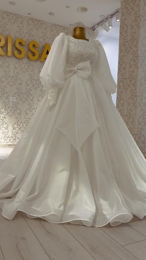 Wedding Dresses Fit, Muslimah Wedding Dress, Muslimah Wedding, Hijab Wedding Dresses, Bride Dress Simple, Soiree Dress, Stylish Wedding Dresses, Fancy Wedding Dresses, Pakistani Fancy Dresses