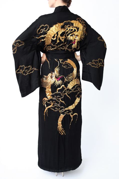 Dragon kimono Dragon Kimono, China Clothes, Bohemian Kimono, Japanese Dragon, Beautiful Kimonos, Japanese Silk, Androgynous Fashion, Estilo Punk, Silk Robe