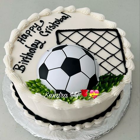 Pastel Cr7, Tort Happy Birthday Boy, Cake Bola, Birthday Cake Soccer, Cake For Football Lover, Simple Birthday Cake Designs, Cake Sizes And Servings, Instagram Creative Ideas, Simple Cake Designs