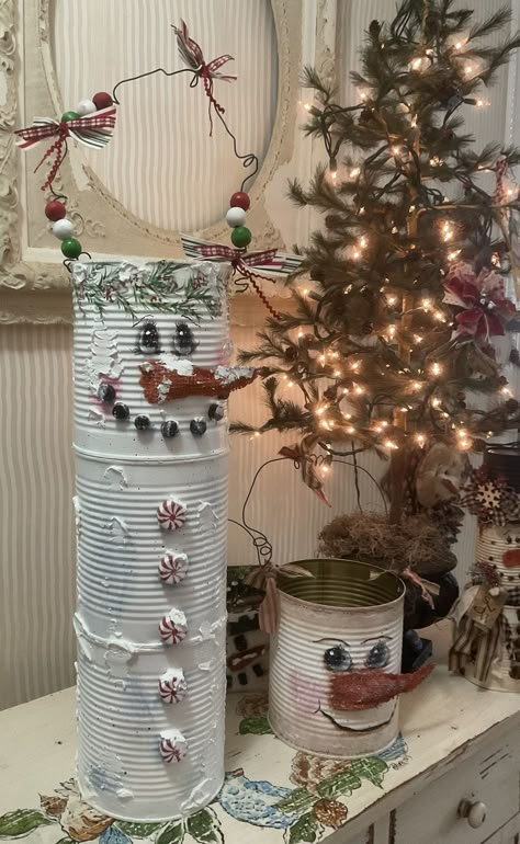 The Dashing Willow’s Sharing page | Tin can snowman made to look like a stovepipe Tin Can Snowman, Tin Can Projects, Recycled Cans, Snowman Crafts Diy, Recycled Tin Cans, Dollar Store Christmas Crafts, Christmas Crafts Diy Projects, Fall Decor Diy Crafts, Tin Can Art