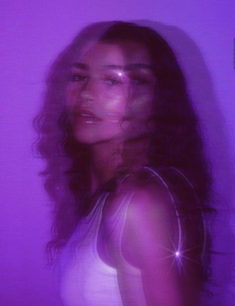 Great cinematography as per usual for Euphoria Euphoria Purple Aesthetic, Euphoria Photoshoot Ideas, Aesthetic Zendaya, Euphoria Purple, Euphoria Photoshoot, Zendaya Euphoria, Dark Purple Aesthetic, Purple Girls, Ideas Outfit