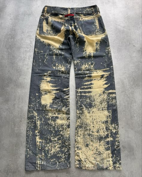 Mens Custom Jeans, Painting Pants, Print Pants Outfit, Painting On Jeans, Paint Clothes, Coachella Fits, Printed Pants Outfits, 2000s Jeans, Statement Pants