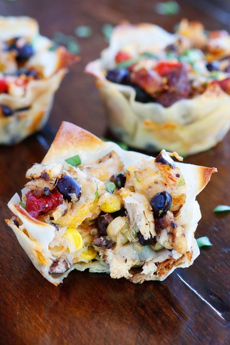 Make these fun Southwestern Entertaining Ideas: Wonton Wrappers in a Muffin Tin! Great for using up leftover rotisserie chicken or boneless, skinless chicken breasts. Southwest Chicken Wontons, Wonton Chicken Cups, Southwest Chicken Wonton Cups, Southwest Wonton Cups, Chicken Won Tons Recipes, Chicken Cups, Wonton Wrapper Recipes, Southwestern Chicken, Wonton Cups