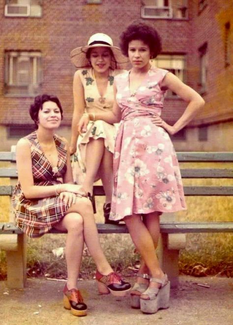 Puerto Rican women hangin’ the projects in the Bronx (1970s). - 9GAG Latina 70s Fashion, Bronx 1970s, Jacob Riis, Fashion Decades, Puerto Rican Culture, Fashion 1970s, 70s Outfits, Latina Fashion, Girl Things