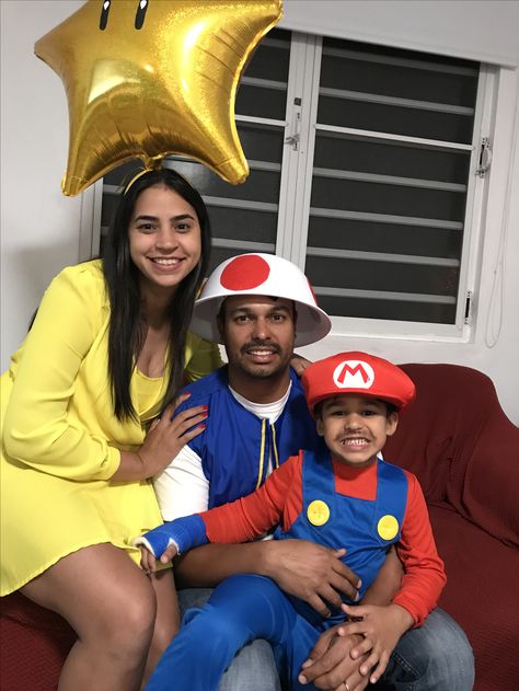 DIY Super Mario family, family diy costume Super Mario Star Costume Diy, Super Mario Bros Halloween Costumes Family, Super Mario Bros Costumes Diy, Mario Family Halloween Costumes Diy, Diy Toad Costume Mario Bros, Mario Movie Costumes, Easy Diy Mario Character Costumes, Mario Themed Costumes, Mario Bros Diy Costume