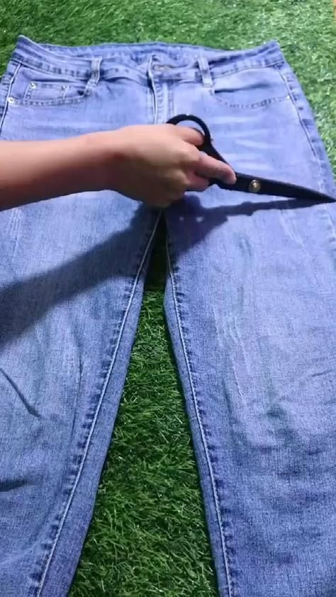 Jeans Diy Skirt, Skirt Diy Jeans, How To Sew A Jean Skirt, Denim Skirt Made From Jeans, Pollera Aesthetic, Sewing Jeans Skirt, Skirt Made From Old Jeans, Sew Denim Skirt, Things To Make With Old Jeans