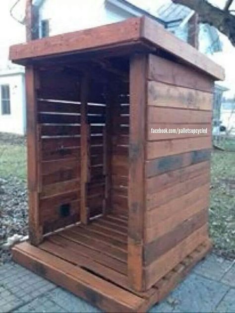 Pallet outhouse Pallet Outhouse, Pallet House Plans, Tiny Cabins Interiors, Kids Bus, Shed Plans 8x10, Bus Stop Design, Bus Shelters, Run In Shed, Wood Storage Sheds