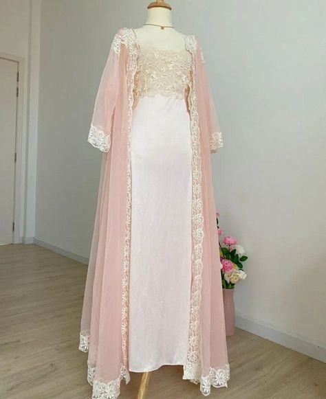 Princess Gown Royalty Medieval, Fantasy Nightgown Princesses, Fairytale Nightgown, Medieval Nightgown Princesses, Bridgerton Nightgown, Anime Royalty Outfits, Fairytale Dress Medieval, Regency Nightgown, Historical Dresses Medieval