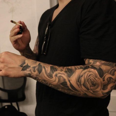 Rosen Tattoo Mann, Arm Tattoos For Guys Forearm, Underarm Tattoo, Tattoo Homme, Full Hand Tattoo, Rose Tattoo On Arm, Half Sleeve Tattoos Forearm, Rose Tattoo Sleeve, Half Sleeve Tattoos Drawings