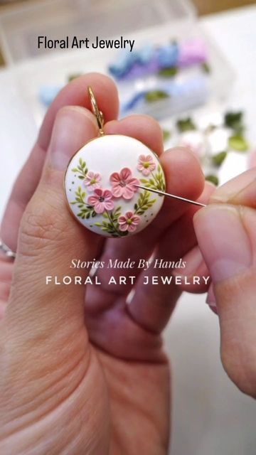 Clay Flower Jewelry, Make Polymer Clay Earrings, Flower Earrings Diy, Diy Resin Earrings, Fondant Flower Tutorial, Jewelry Making Tutorial, Polymer Clay Embroidery, Polymer Clay Jewelry Tutorials, Handmade Clay Jewelry