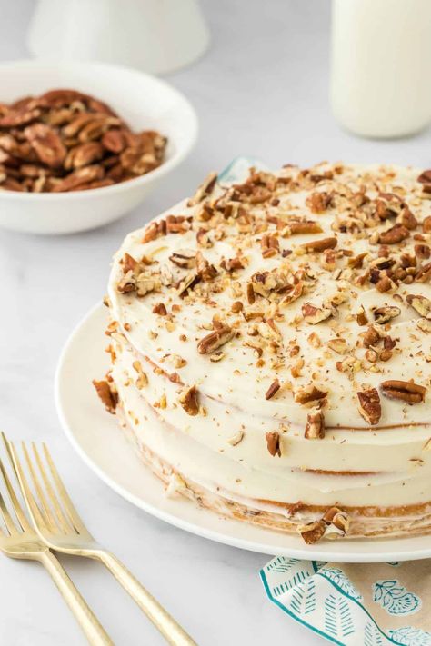 Butter Pecan Cake With Caramel Frosting, Brown Butter Pecan Cake, Easy Butter Pecan Cake, Thanksgiving Cakes Ideas, Cute Christmas Cakes, Pecan Layer Cake, Pecan Pie Cake Recipe, Best White Cake Recipe, Maple Cream Cheese Frosting