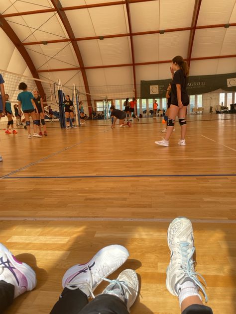 volleyball’s practice Volleyball Training Aesthetic, Volleyball Practice Aesthetic, School Volleyball Aesthetic, Volleyball Snaps, Volleyball Astethic, Libero Aesthetic, Pe Aesthetic, Asian Aesthetic Girl, Volleyball Vibes