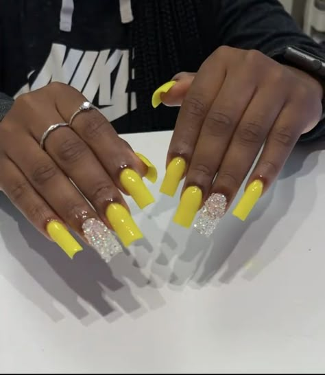 Cute Short Yellow Acrylic Nails, Birthday Nails Baddie Short, Cute Yellow Nail Ideas Short, Yellow Nails Ideas Short, Yellow Nails Acrylic Design, Yellow Baddie Nails Short, Yellow Short Nails Acrylic, Yellow Birthday Outfit Ideas, Yellow Baddie Nails Acrylic