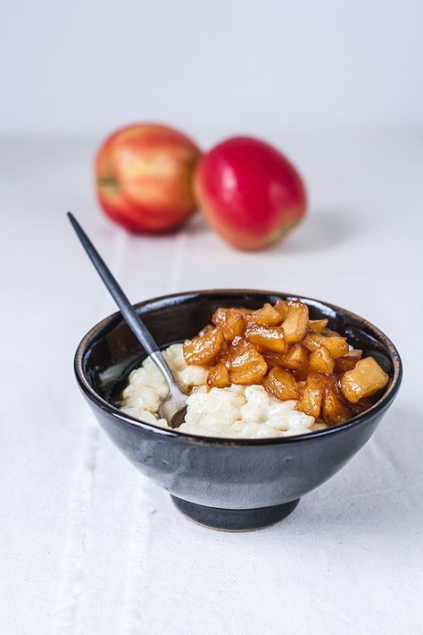 Rice Pudding with Caramelised Apples Recipe Onion Rice Recipe, Vanilla Rice Pudding, Apple Rice, Chocolate Rice Pudding, Creamy Rice Pudding, Caramelised Apples, Apple Recipe, Creamy Rice, Rich Desserts