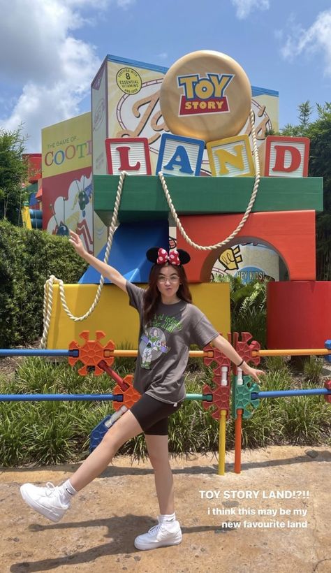 Disneyland Orlando, Anna Cathcart, Disney Poses, Disney Picture Ideas, Disney Outfits Women, Disney Fits, Theme Park Outfits, 18th Bday, Disney Photo Ideas