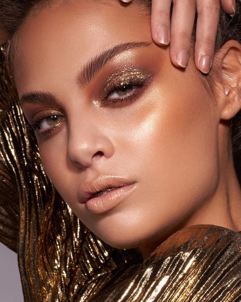 Editorial Makeup For Dark Skin, Editorial Gold Makeup, Night Time Makeup, Golden Bronze Makeup, Gold Glam Makeup, Golden Makeup Look, Disco Makeup, Coachella Makeup, Golden Makeup