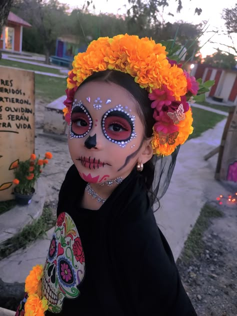 Kids Dia De Los Muertos Makeup Ideas, Diy Catrina Headband, Catrina Face Makeup, Kids Day Of The Dead Makeup, Dia De Muertos Costume Ideas, Catrina Headpiece Diy, Easy Dia De Los Muertos Makeup Ideas, Catrina Makeup, Halloween Makeup For Kids