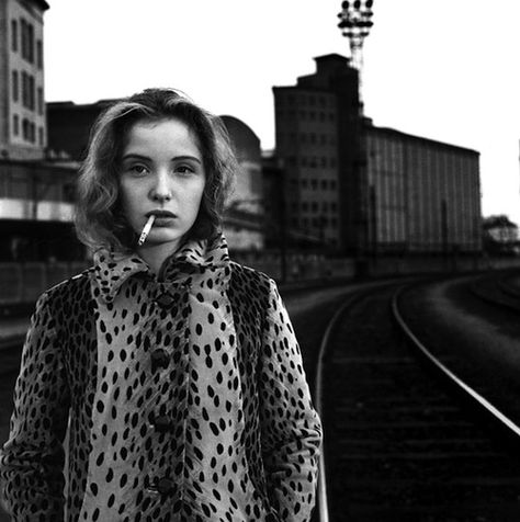 Julie Delpy by Stéphane Coutelle (Paris, 1989) Julie Delpy, Arte Indie, Before Midnight, Before Sunrise, Train Tracks, White Photo, French Girl, White Photography, Famous People