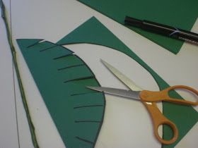 michelle paige blogs: Palm Sunday Craft Easy Palm Sunday Craft, Palm Leaves Craft, Palm Branch Craft, Sunday School Palm Sunday, Palm Sunday Crafts For Kids, Palm Leaf Craft, Palm Sunday Story, Palm Sunday Craft, Palm Sunday Decorations