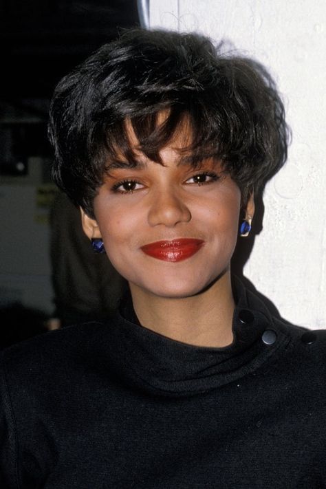 Halle Berry Pixie Hairstyles - Essence Hairstyles In The 90s, Halle Berry Haircut, Halle Berry Short Hair, Halle Berry Pixie, Halle Berry Hairstyles, Super Short Haircuts, Hair Evolution, Natural Straight Hair, Very Short Haircuts