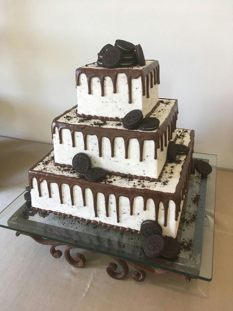 Oreo Grooms Cake Ideas, Oreo Grooms Cake, Grooms Cake Chocolate, Cookies And Cream Wedding Cake, Groomsmen Cake, Oreo Wedding Cake, Grooms Cake Ideas, Groomsman Cake, Grooms Table