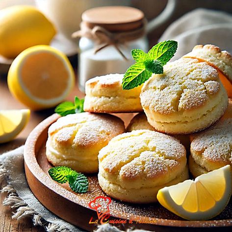 Biscuits fondants au citron Les biscuits fondants au citron sont des biscuits moelleux au citron connus pour leur texture moelleuse et leur saveur d'agrumes. https://www.mesbonnesrecettes.com/recette/biscuits-fondants-au-citron/ Fondant, Biscuits, Dessert, Texture