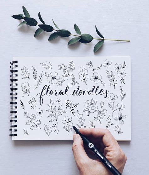 Shayda Campbell auf Instagram: „Floral doodles instruction from my new E-Course! 🌿🌼 If you're looking for more in-depth content on the subject of drawing and illustration,…“ Shayda Campbell, Floral Doodles, Doodle Paint, Erin Condren Planner Stickers, Flower Drawing Tutorials, Floral Doodle, Geometric Design Art, Floral Drawing, Bullet Journal Art