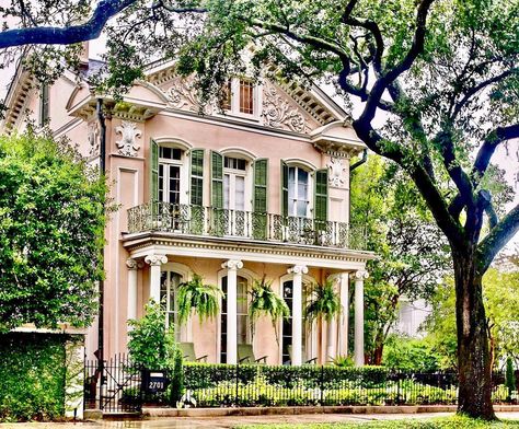 These 10 New Orleans Cottages Will Get You Ready for Mardi Gras - Cottage Journal New Orleans House Exterior, New Orleans Cottage, Old House Decorating, New Orleans Style Homes, Old House Exterior, New Orleans Architecture, Utah Home, Cottage Journal, New Orleans Style