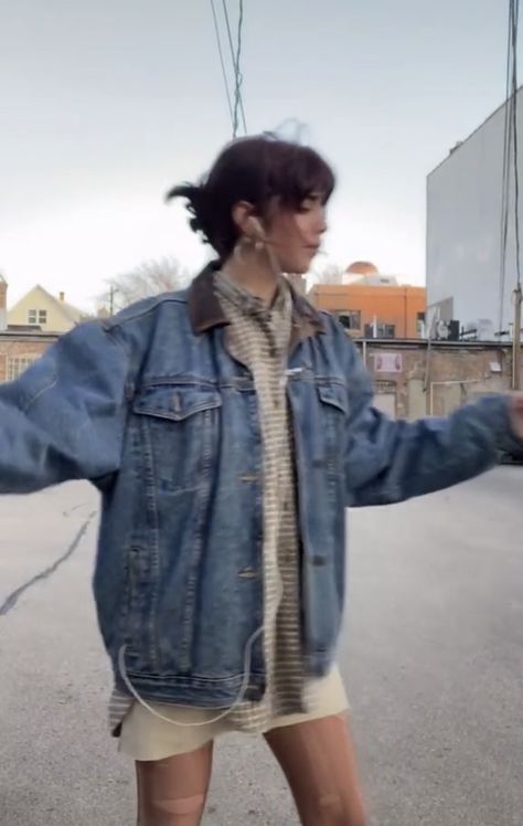 Trendy Jean Jacket Outfit, Denim Jacket Jeans Outfit, Denim Fleece Jacket Outfits, Blue Denim Jacket Outfit Aesthetic, Oversized Denim Jacket Aesthetic, Jean Jacket Oversized Outfits, Jean Jacket Fur Collar Outfit, Denim Jacket Outfit Women Fall, Lined Jean Jacket Outfit