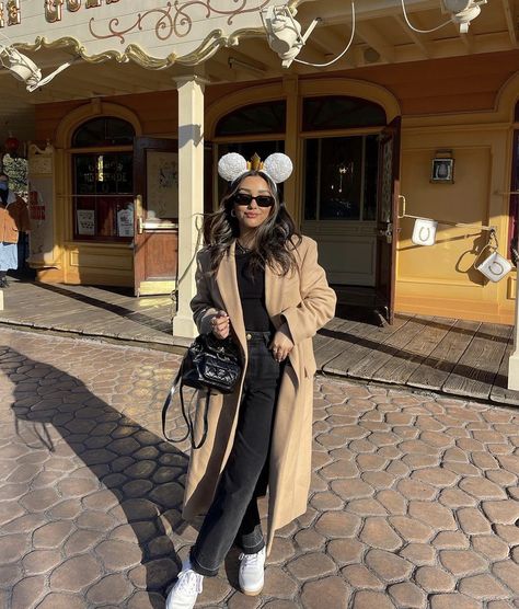 Disneyland Ootd Fall, Womens Disneyland Outfits Winter, Cold Day Disneyland Outfit, Disneyland Outfits Paris, Tokyo Disneyland Winter Outfit, Disney Paris Outfits Autumn, Disney Cold Outfit, Cold Theme Park Outfit, Disney Outfits Winter Women