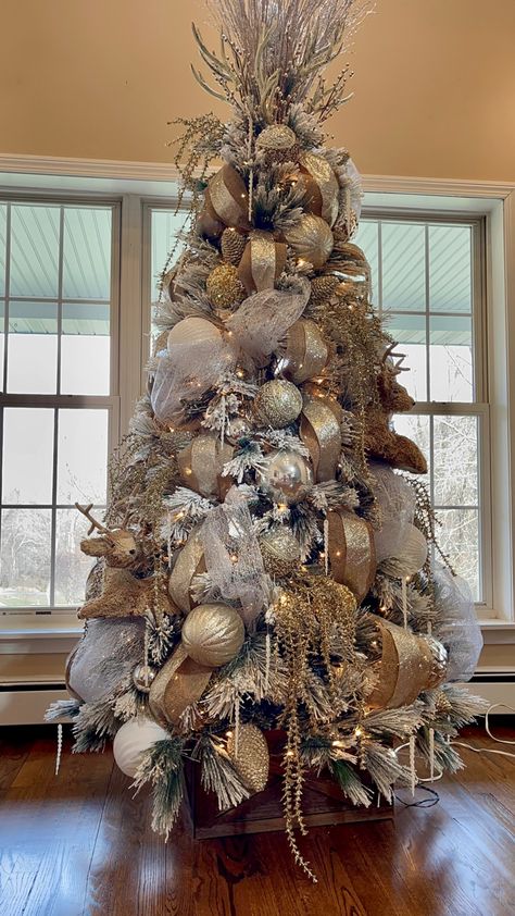 Glitzy Christmas Tree, Modern Glam Tree, Champaign Christmas Tree Decor, Boutique Christmas Tree, Fancy Christmas Tree Decorations, Neiman Marcus Christmas Tree, Glam Tree Christmas, Gold And Silver Tree Christmas, Champagne Gold Christmas Decor