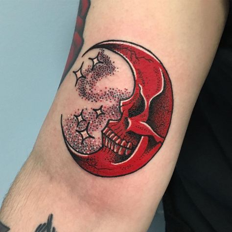 Skylar Skylord Rose Wasserman’s Instagram photo: “Did the blood moon on one of my best friends @vila.vi before she moves away this week 😭 #tattooartist #ladytattooers #moon #moontattoo…” Crescent Moon Skull Tattoo, Blood Moon Tattoo, Red Moon Tattoo, Moon Skull, Skull Moon, Red Skull, Red Moon, Art Halloween, Blood Moon