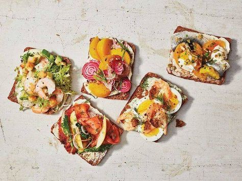 A guide to compile a perfect Danish smørrebrød, the ultimate open-face sandwich. Danish Rye Bread, Dill Recipes, Best Sandwich Recipes, Bread Dishes, Cauliflower Tacos, Yum Yum Sauce, Open Faced Sandwich, Danish Food, How To Make Sandwich