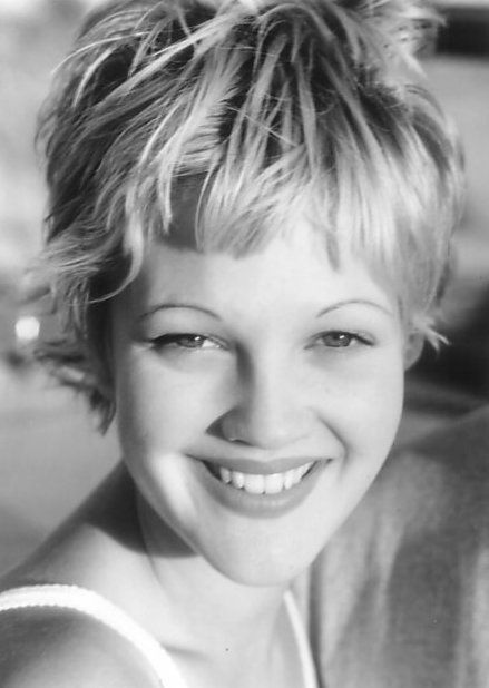 Drew Barrymore in Mad Love Drew Barrymore Pixie, Drew Barrymore Pixie Cut, Drew Barrymore 90s Short Hair, Drew Barrymore Short Hair, Drew Barrymore Hair, Mad Love, Hair Icon, Hair Affair, Bob Hair