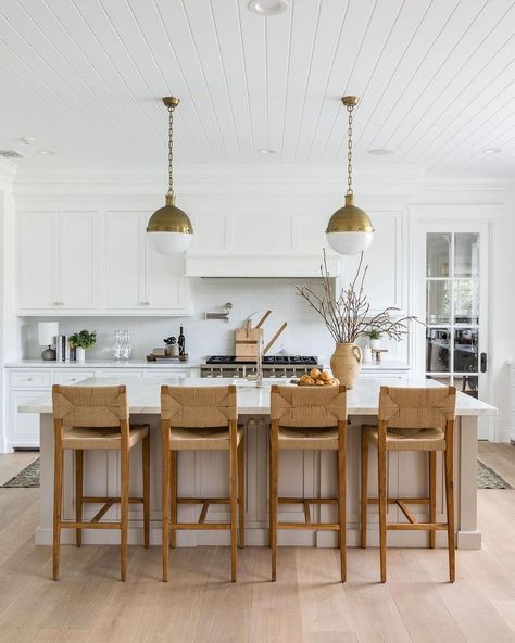 30 Beautiful Pendent Lighting Over Island Ideas You Should See Pure Salt Interiors, Beach Bungalow, Coastal Kitchen, Beach Bungalows, Coastal Chic, Beach Condo, Wood Accents, White Kitchen, Pendant Lights