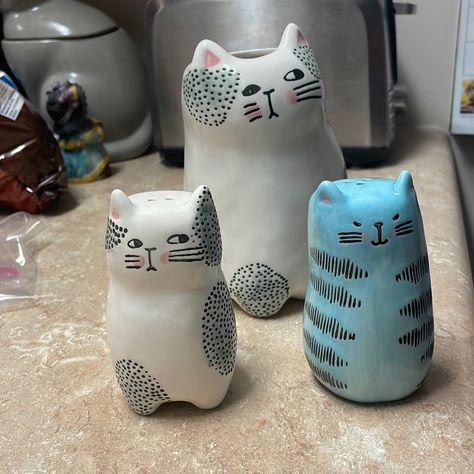 Ceramic Cat Spoon Holder And Salt And Pepper Shakers Spoon Holder Was Used Salt And Pepper Shakers, Brand New Out Of Box Pottery Salt And Pepper Shakers, Salt And Pepper Shakers Ceramic, Colorful Kitchen Accessories, Cat Spoon, Cat Kitchen, Ceramic Salt And Pepper Shakers, Ceramic Salt And Pepper, Pottery Animals, Ceramic Cat