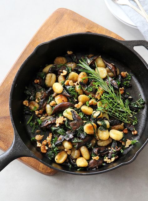 Panfried Gnocchi with Balsamic Mushrooms, Herbs, Greens and Walnuts Potato Garden, Balsamic Mushrooms, Gluten Free Gnocchi, Crispy Roast Potatoes, Walnut Recipes, Veggie Delight, Gnocchi Recipes, Artisan Food, Juicy Steak