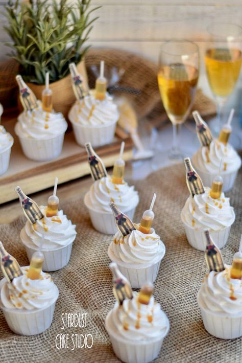 Vanilla Cupcake with Whisky Pipette Cupcakes With Liquor Pipettes, Cupcakes With Pipettes, Pipette Cupcakes, Cheer Cupcakes, Infused Treats, Charcuterie Table, Alcohol Cake, English Tea Party, Special Cakes