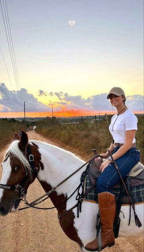 Horse Back Riding Outfits Vacation, Outfit Finca Mujer, Look Agro, Farmgirl Outfits, Country Fest Outfits, Horse Rider Outfit, Safari Outfit Women, Foto Cowgirl, Safari Outfit