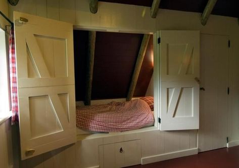 What is a bedstee - De Bedstee Capsules - Best prices. Enclosed Bed, Dutch Farmhouse, Sleeping Nook, Sleeping Pods, Built In Bed, Lake Cabin, Interiors Dream, Attic Bedroom, Bunk Room