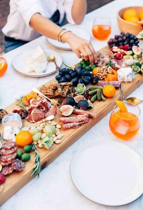 7 Corporate Teambuilding Ideas that You’ll Actually Want to Do | For the Foodies: Cheese Board Styling | Photo: Mint Collective Engagement Party Decorations Diy, Wedding Food Table, Wedding Buffet Food, Wedding Food Menu, Italian Dinner Party, Dinner Party Table, Wedding Buffet, Italian Dinner, Food Table