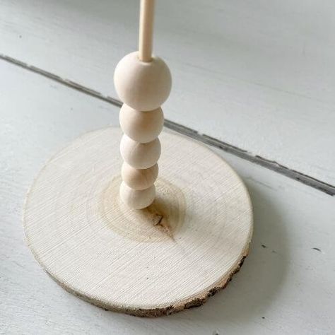 This yarn tree DIY uses yarn, skewers, and wood slices to create a unique look, that's perfect for your cozy farmhouse Christmas decor! Wooden Slices Ideas Christmas, Mini Christmas Tree Diy, Barbeque Ribs, Christmas Ornaments Homemade Kids, Christmas Pompom, Christmas Yarn Crafts, Diy For Christmas, Cozy Farmhouse Christmas, Christmas Tree Yarn