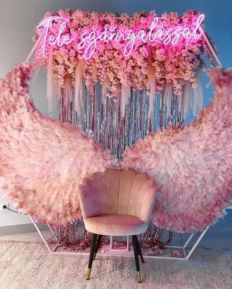 Pink Restaurant, Salon Interior Design Ideas, Esthetician Room Decor, Spa Room Decor, Salon Suites Decor, Party Chairs, Esthetician Room, Beauty Room Decor, Beauty Room Design