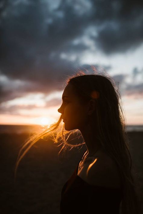 Sunset Portrait Photography, Sunset Photography People, Sunset Portrait, Silhouette Photography, Retro Photography, Photographie Portrait Inspiration, Photography Inspiration Portrait, Portrait Photos, Beach Portraits