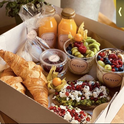 Brunch Grazing Box Ideas, Breakfast Ideas Platters, Catered Breakfast Boxes, Healthy Festival Food, Tea Party Box Ideas, Upscale Food Truck, Sandwich For Tea Party, Healthy Box Gift, Breakfast Grazing Box Ideas