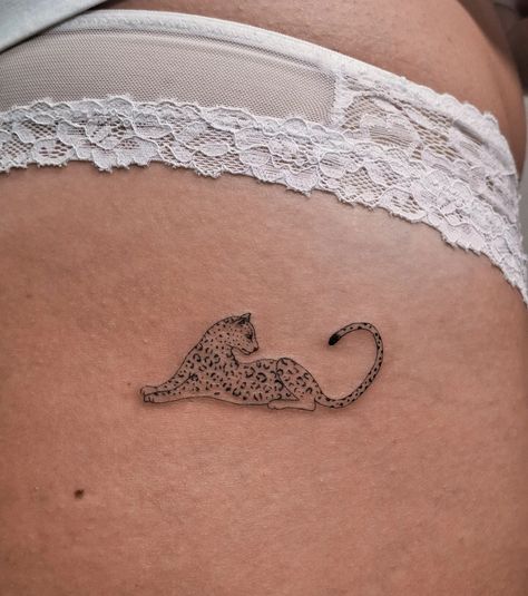 Nothing to see here, just a tiny leopard taking a rest 🐆 Small tattoos such as this pretty kitty can be a challenge to design, but I love doing them! They are just too cute 😍 • • • #finelinetattoo ##tattooartist #leopardtattoo #cattattoo #animaltattoo #smalltattoo #tattooedgirls #tattoo #tattooart #tattoogermany #tattoostuttgart #cutetattoo #prettytattoo Dainty Animal Tattoos For Women, Mini Leopard Tattoo, Cheetah Rib Tattoo, Leapord Print Tattoos, Cheetah Hip Tattoo, Small Leopard Tattoo For Women, Leopard Hip Tattoo, Tortoise Shell Cat Tattoo, Fine Line Leopard Tattoo