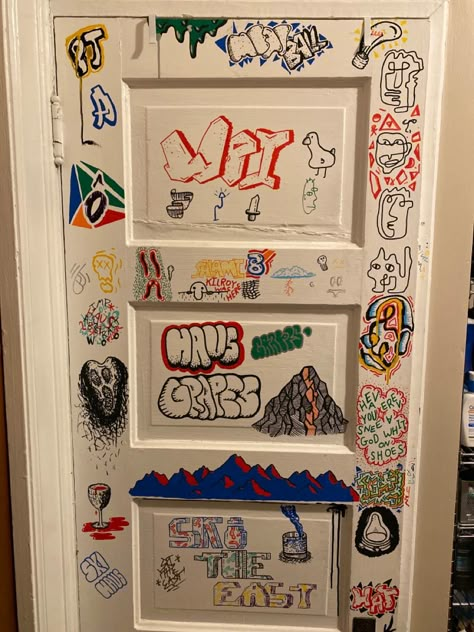 Door Ideas For Bedroom, Hippie Room Inspo, Door Graffiti, Skateboard Bedroom, Painted Bedroom Doors, Graffiti Bedroom, Graffiti Room, Grunge Bedroom, Graffiti Lettering Alphabet